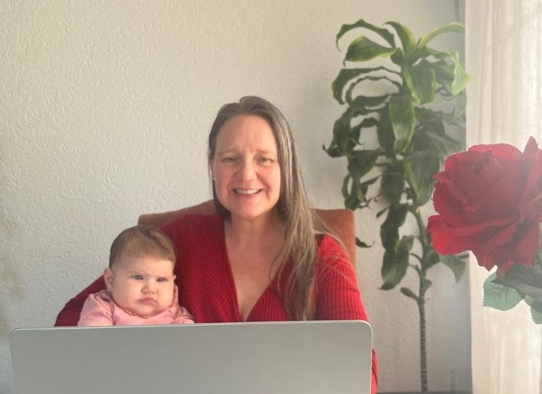 Linda Larsen mit ihrer kleinen Tochter